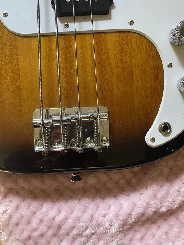 Bajo de 4 cuerdas Squier Fender Precision Foto 4 de 4