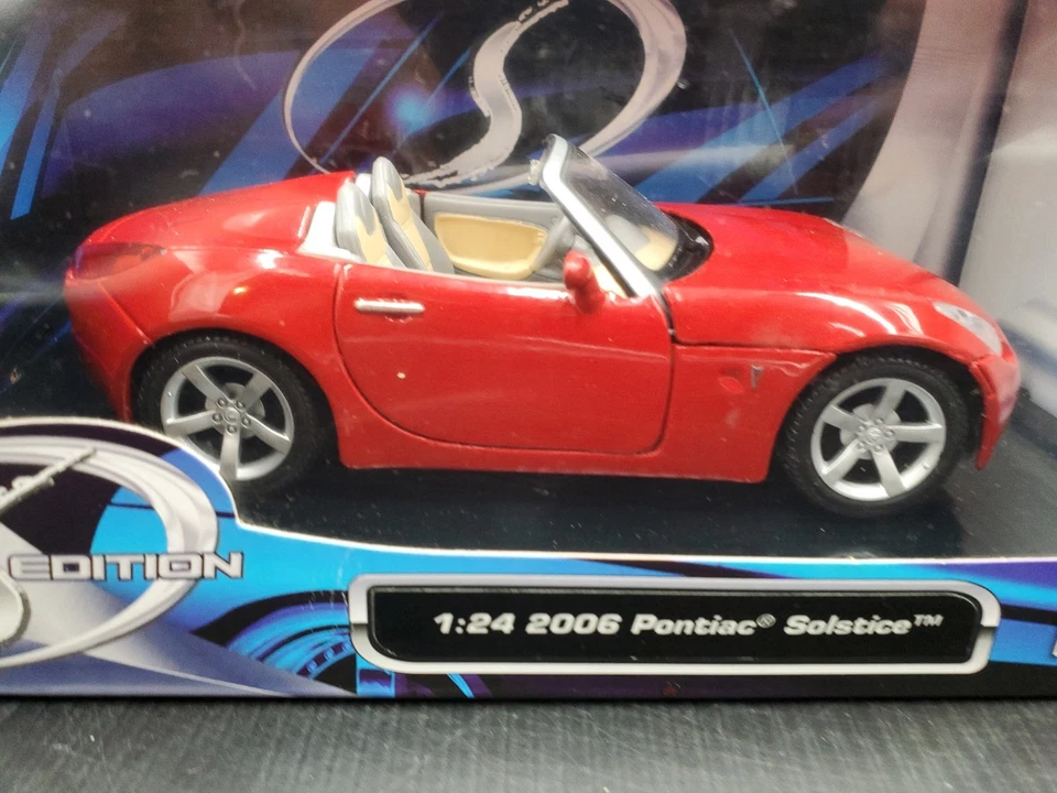 🚦🔥Maisto 1:24 2006 Pontiac Solstice Convertible Red Die cast Special Edition🚦 - Image 2 of 4
