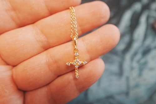 Gift Gold Dav1dYurmanDiamond Small Modern Cross Pendant Necklace with Pouch