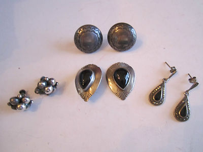 4 SETS STERLINGSILBER OHRRINGE - 1 OHRRING IST DER PFOSTEN HINTEN - WANNENSTR