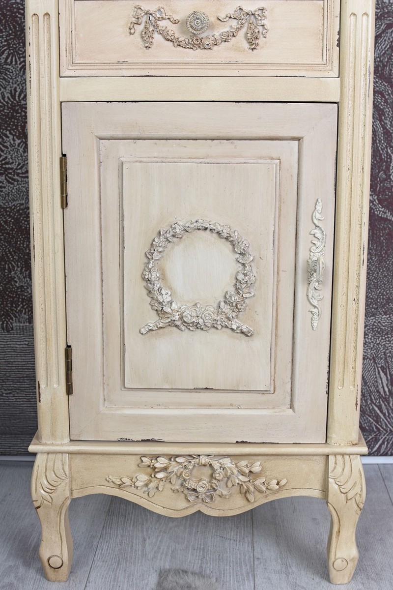Paire d'anciennes tables de chevet de style campagnard français En
