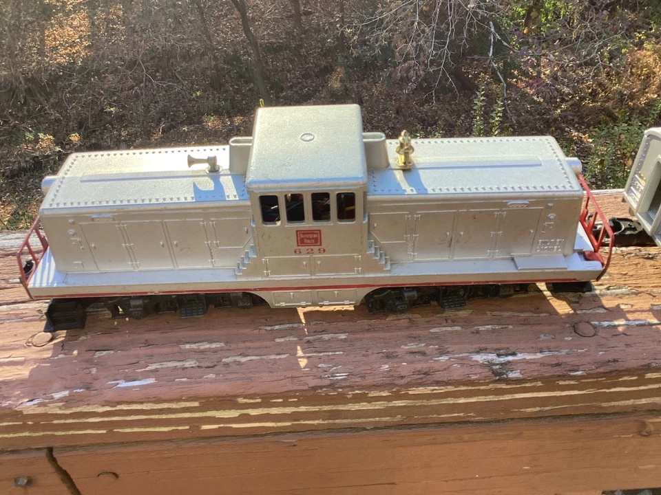 Lionel Postwar 629 Diesel Switcher Passenger Set from 1956 - 2432, 2434, 2436 - Image 2 of 4