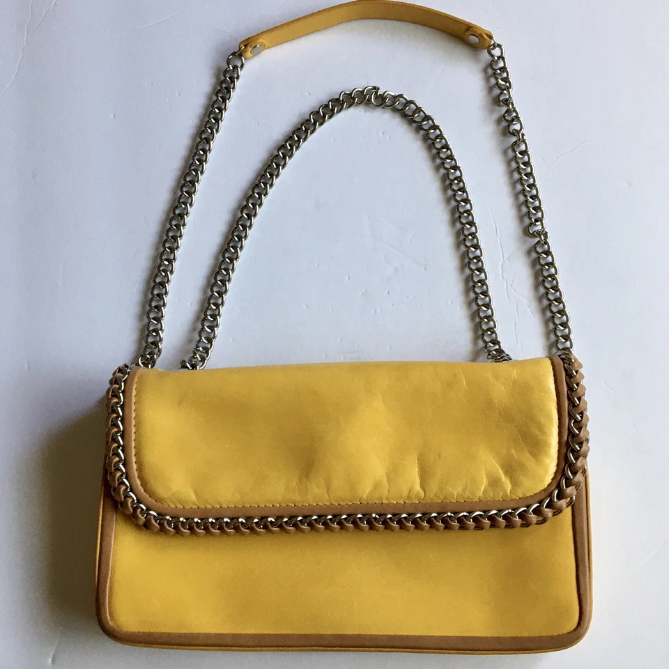 Bandolera convertible Henri Bendel The Blair con ribete de cuero amarillo cadena plateada Foto 2 de 4