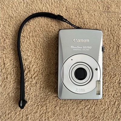 Canon PowerShot SD750 Digital ELPH Silver 7.1MP 3x Zoom w/ Case Charger