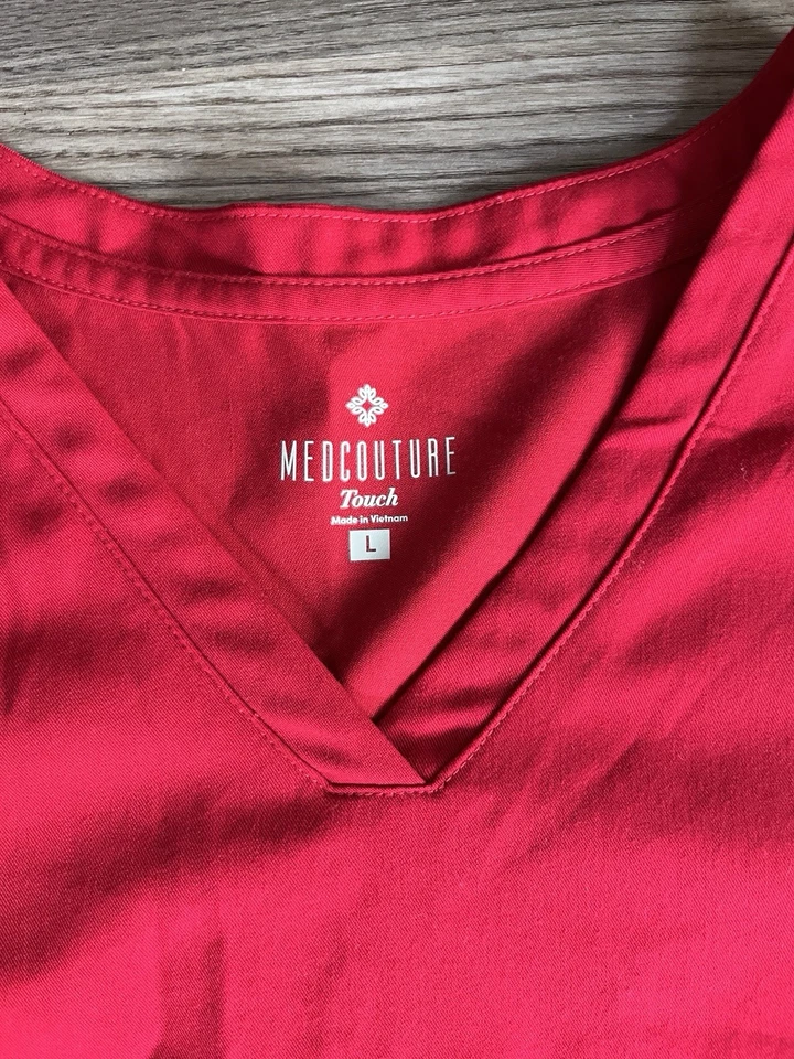 Blusa Med Couture Touch Scrub Feminina Tamanho Grande Manga Curta Malha Canelada Lados - Imagem 3 de 4