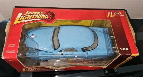 1951 Studebaker Commander 1:24 Release 49 Blue 2010 Johnny Lightning Car - Picture 2 of 8