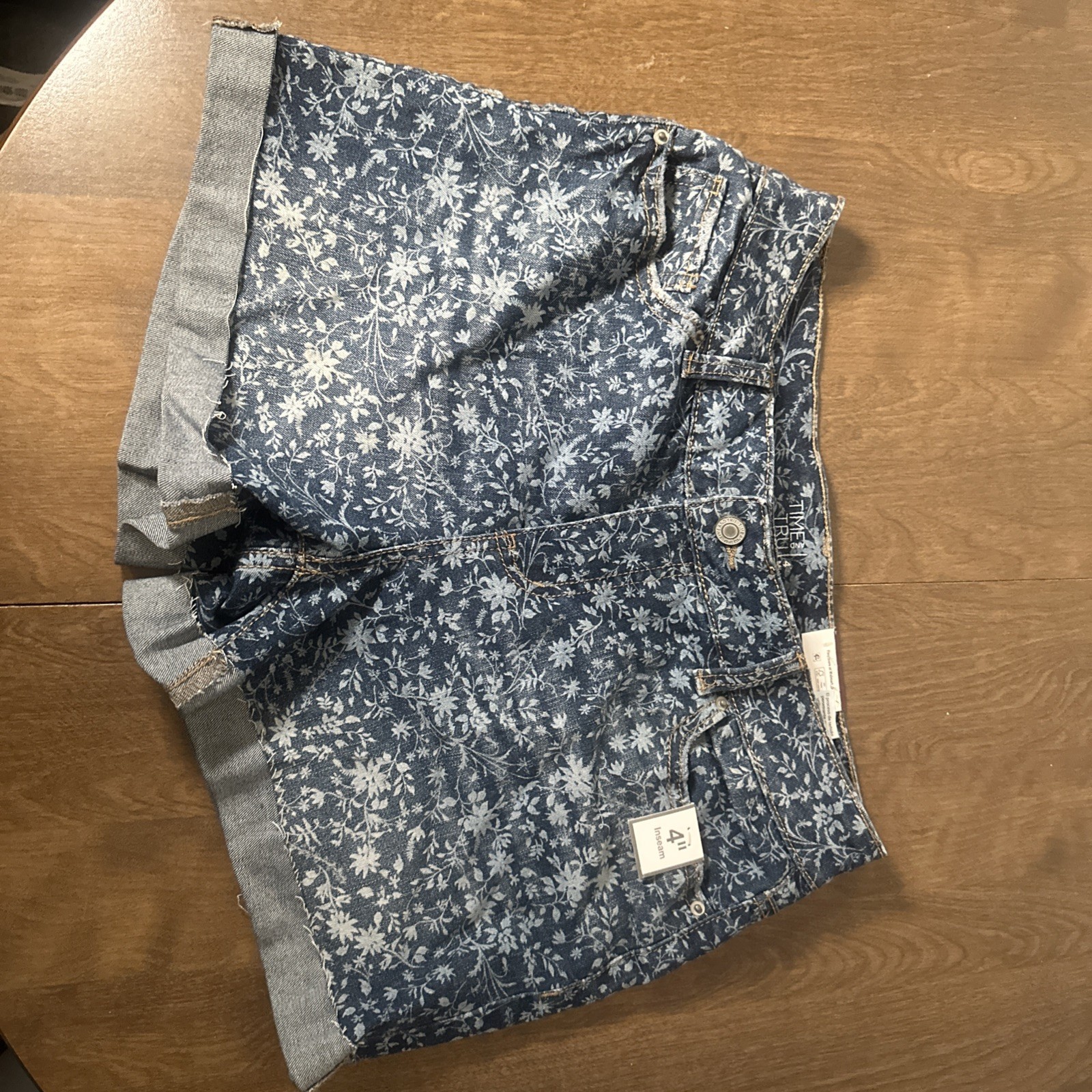 Time And Tru Womens Size 4 Blue Floral Mid-Rise Cut-Off Cuffed Denim Jean Shorts
