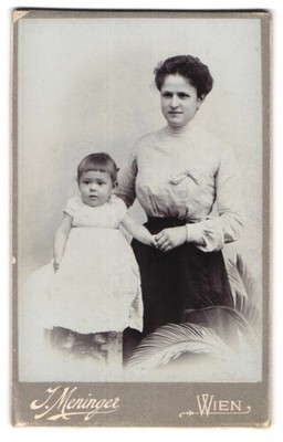 Photograph J. Meringer, Vienna, portrait mother with her 9-month-old son Ott 