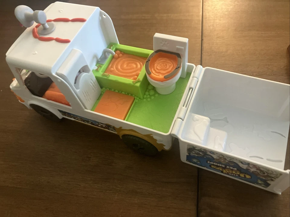 The Ugglys Pet Shop! Dirty Dog Wash Van And Apartment + 6 Ugly Pets - Image 3 of 4