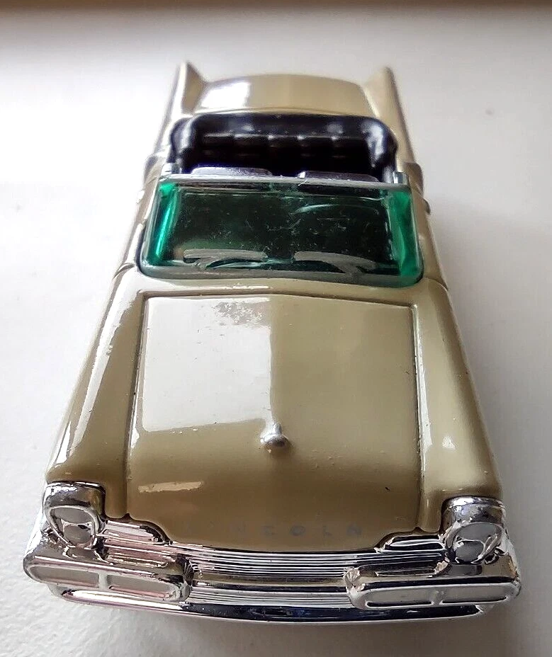 VINTAGE 2001 MATCHBOX 1957 LINCOLN PREMIERE 1:72 DIECAST COLLECTIBLE GOLD/BLACK - Image 2 of 4