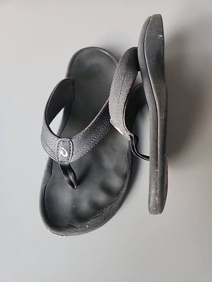 Sandalias cómodas Olukai Ohana para mujer talla 8M negras con chanclas Foto 3 de 4