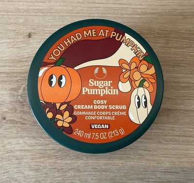 (187,46 /L) The Body Shop Cosy Cream Body Scrub Körperpeeling Vegan 240ml
