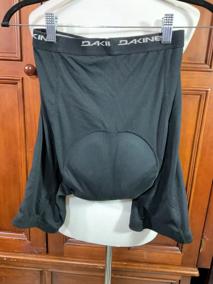 Dakine Medium Polygiene Padded Cycling Shorts GUC As Seen Solid Black Athletic H - Image 4 of 4