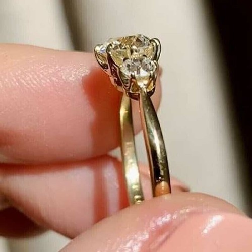 2 Ct Round Cut Moissanite Three Stone Engagement Ring 14K Yellow Gold Plated - Bild 3 von 4