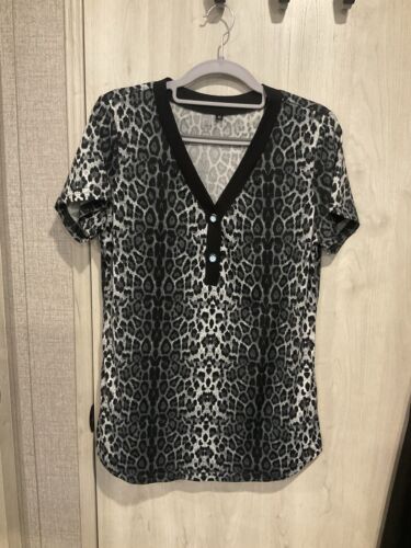 Damenbluse Kurzarm V-Knopf-Ausschnitt Animalprint mit schwarzem Besatz Größe M