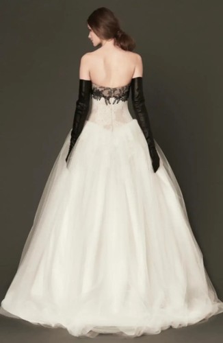 Vestido de novia Vera Wang blanco y negro sin tirantes - Imagen 3 de 4