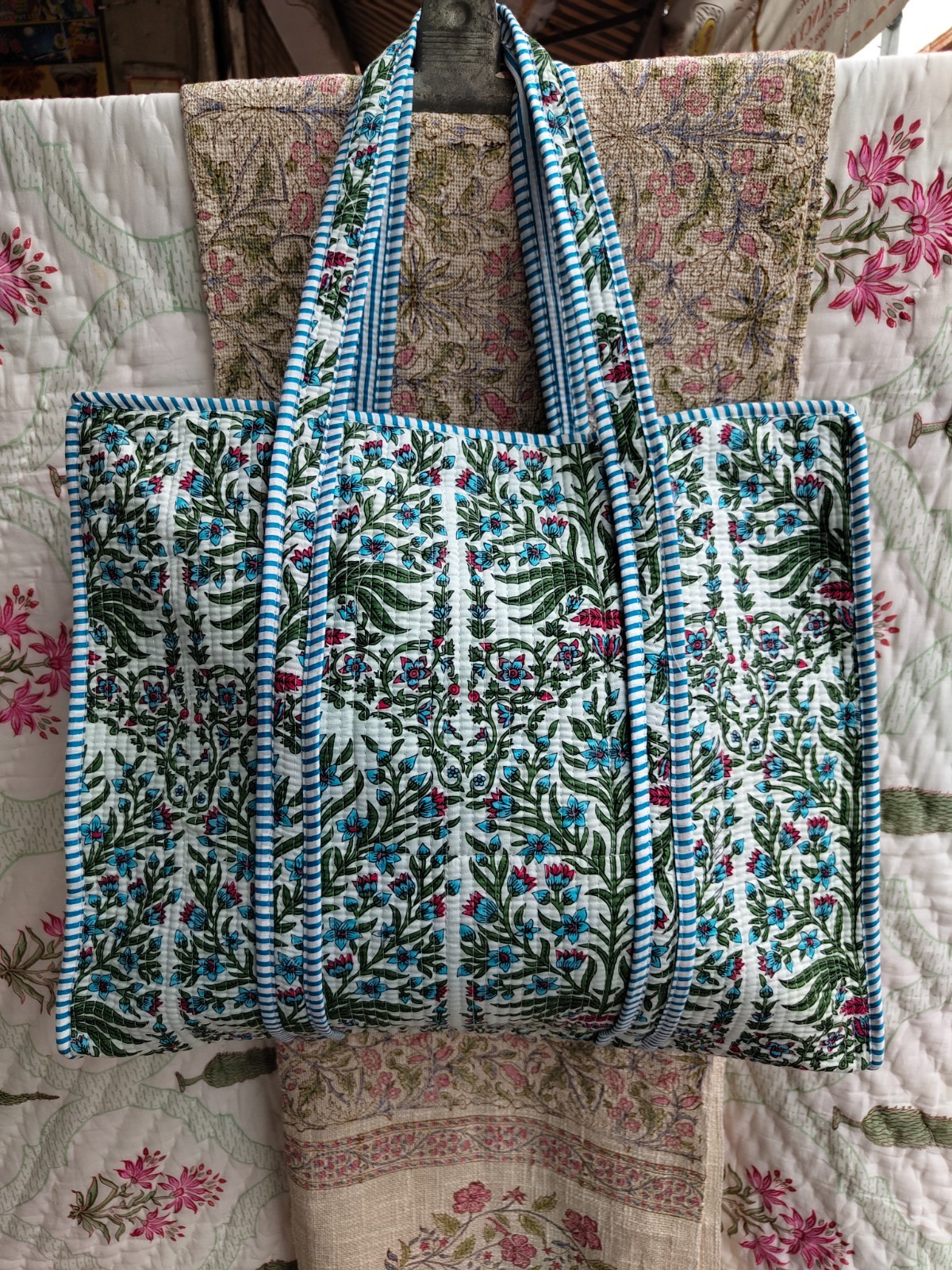 Bolso de mano hecho a mano estampado de flores acolchado de algodón para mujer