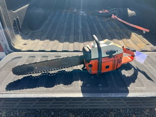 Husqvarna 061 Chainsaw gas chain saw husky - Running & Oiling - 155 PSI -