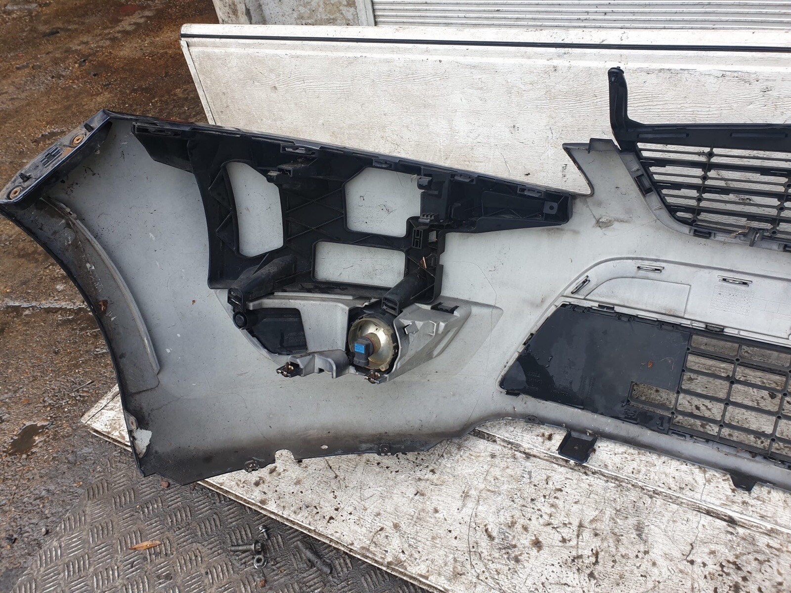 Ford mondeo BUMPER 2008 MONDEO GHIA BUMPER WITH FOG LIGHTS DARK GREY COLOUR - Picture 15 of 16