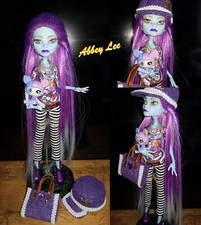 1 Monster High Puppe Abbey Bominable new Face-up/lange Haare mit Mini-Friend/Pet