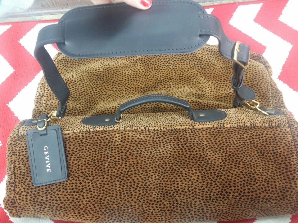 Bolso de ropa con cremallera tapiz estampado de leopardo Gevive By Boyt  Foto 3 de 4