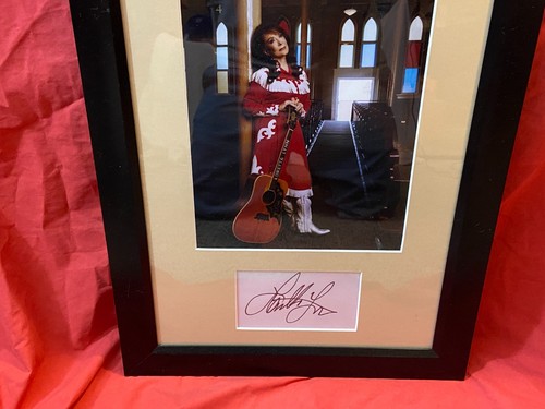 IMPRESIÓN ENMARCADA FIRMADA AUTOGRAFIADA DE LORETTA LYNN 14X18 ICÓNICO AUDITORIO RYMAN RARO - Imagen 2 de 5