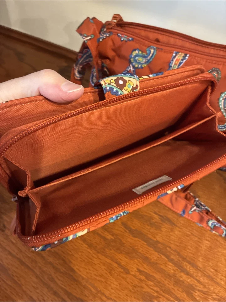 Vera Bradley 女式 Outlet 超轻斜挎包(Manor Paisley)和钱包套装 — 第 4/4 张图片