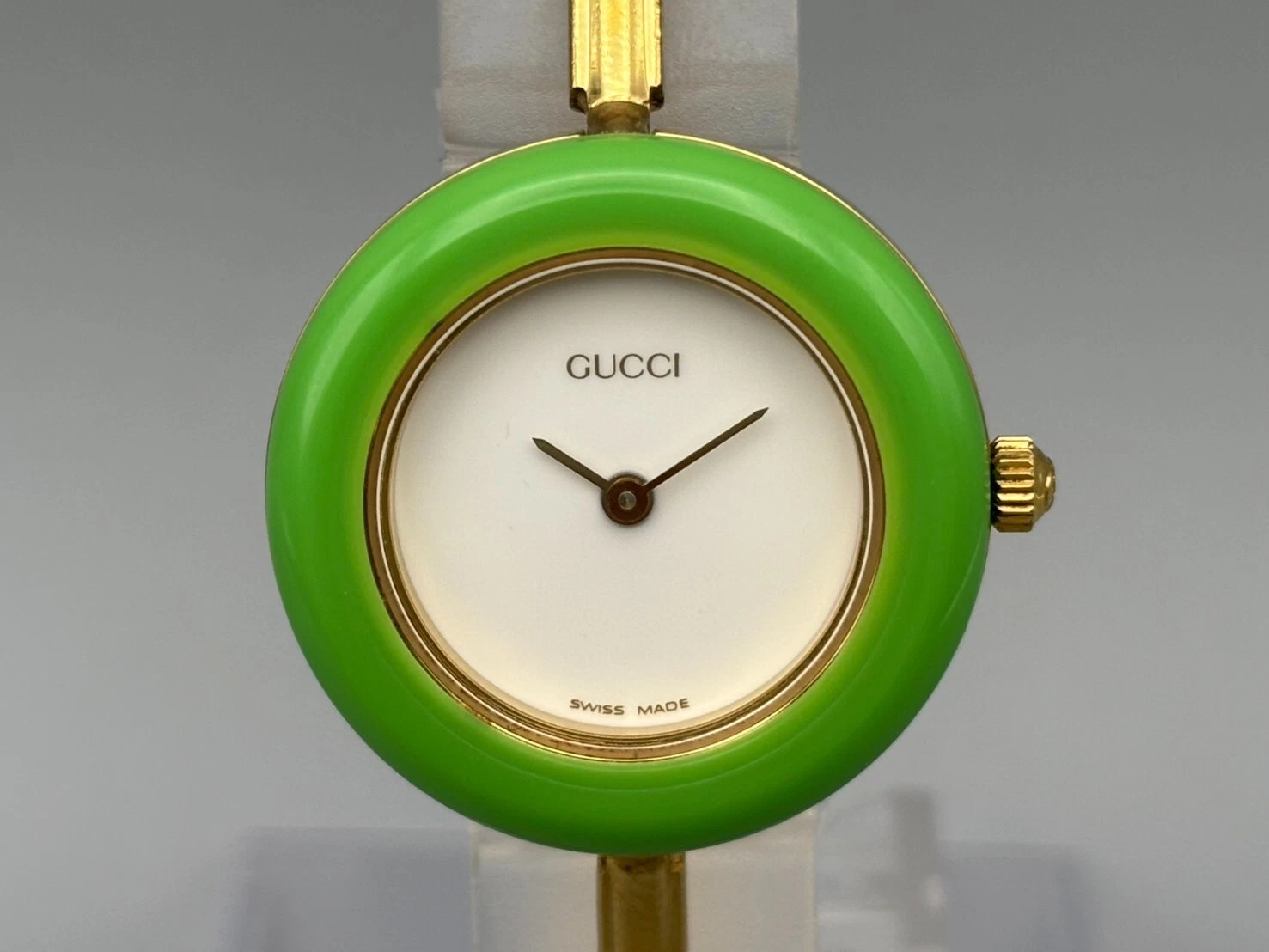 Montre femme vintage Gucci lunette à changement 1100 L cadran doré blanc vert clair