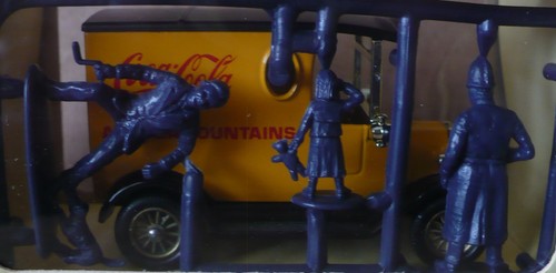 LLEDO MODELS OF DAYS GONE COCA COLA TRUCK W/FIGURES NIB - Picture 5 of 6