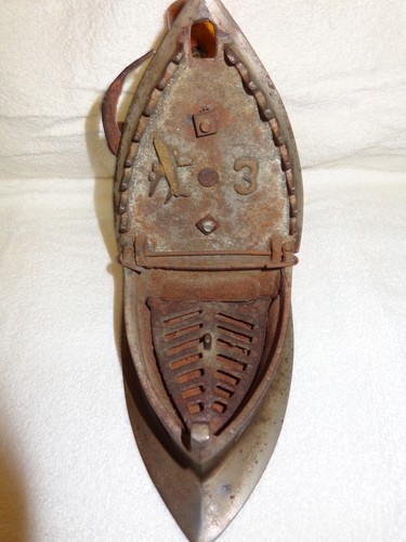 Vintage Cast Iron Coal Box Iron with Large Wooden Handle ..LOOK ! - Picture 5 of 7
