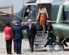 DONALD TRUMP & MELANIA DEPART MARINE ONE AT ANDREWS - 8X10 PHOTO (ZY-828)
