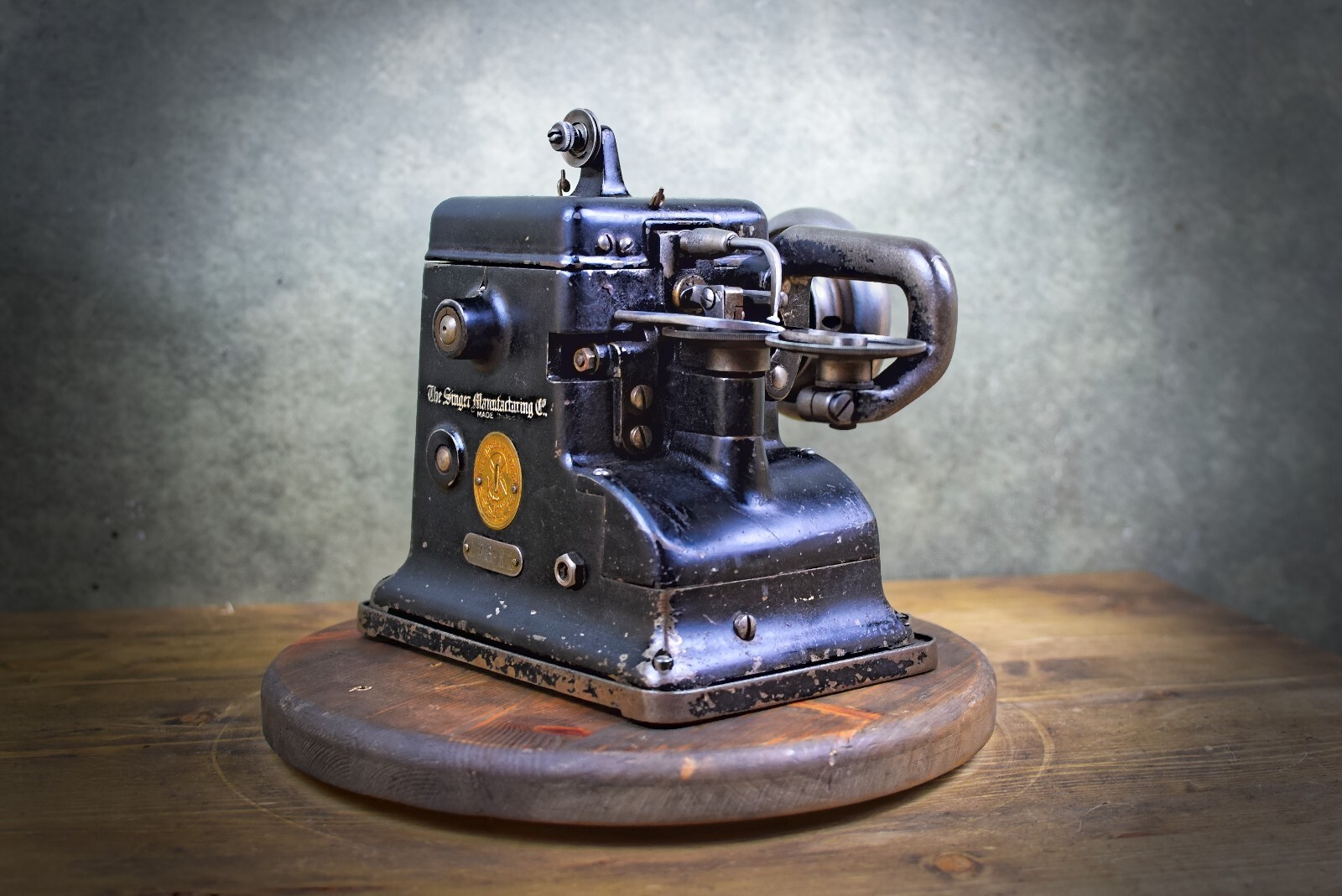 Antiqe Singer Sewing Machine Head 17511 Furier Leather Skin Overlock