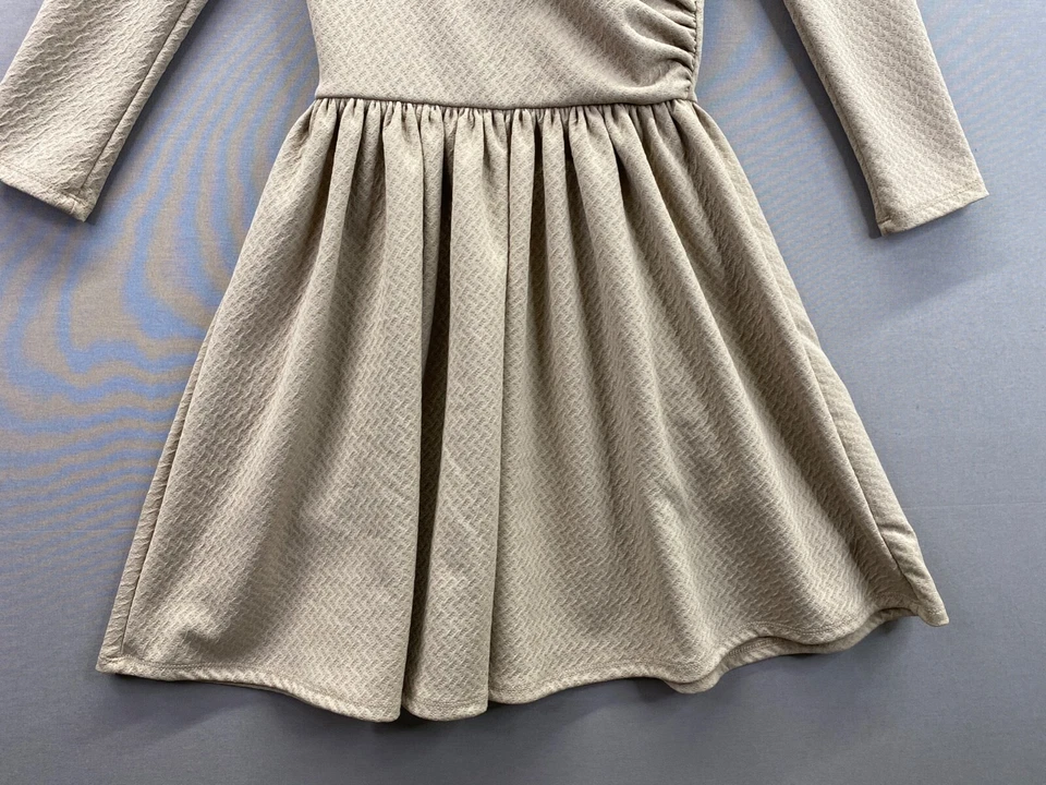 Vestido Love Culture Mujer Beige Cuello en V Manga Larga Calce y Acampanado Talla Pequeña Foto 2 de 4