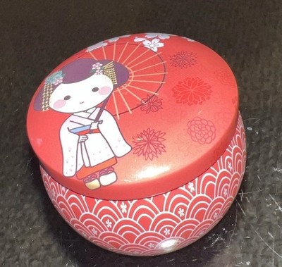 Goji Tarocco Orange 4.4 oz Tin Candle Japanese Geisha Doll Sakura Kimono Trinket