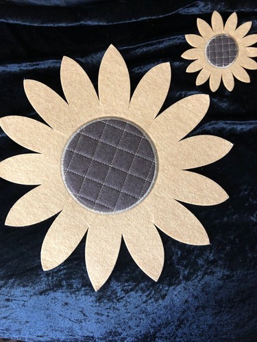 A set of 4 golden sunflower Place mats and beverage mats - NWOT - Picture 2 of 5