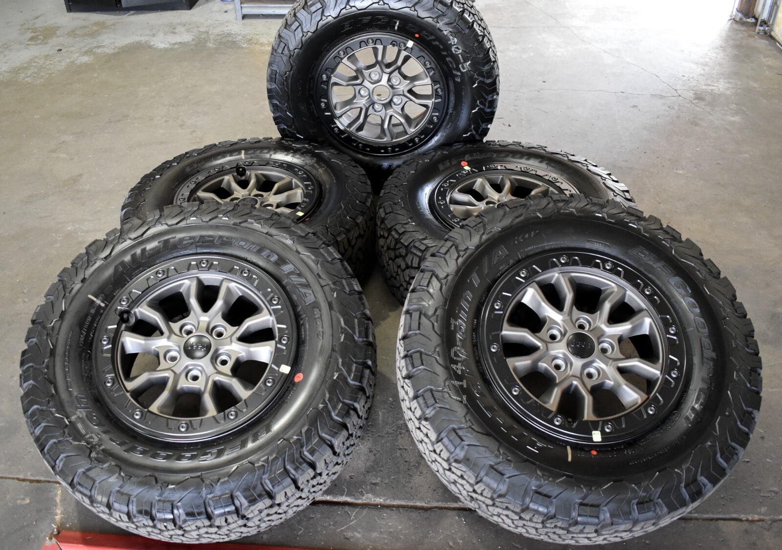 5)17'' 2023 JEEP WRANGLER GLADIATOR RUBICON OEM BEADLOCK WHEELS & TIRES