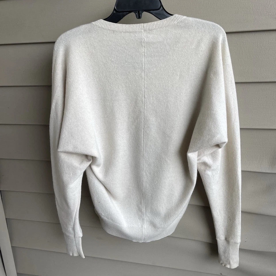 Suéter feminino 100% cashmere marfim gola redonda luxo silencioso atemporal tamanho P - Imagem 2 de 4