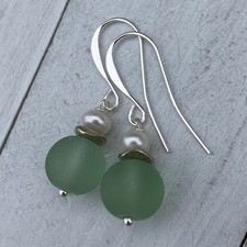 Min Favorit Sea Green Sea Glass, White Button Pearl  Silver Pl Drop Earrings