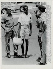 1964 Press Photo Ugandan solider surrenders to British troops in Kampala, Uganda