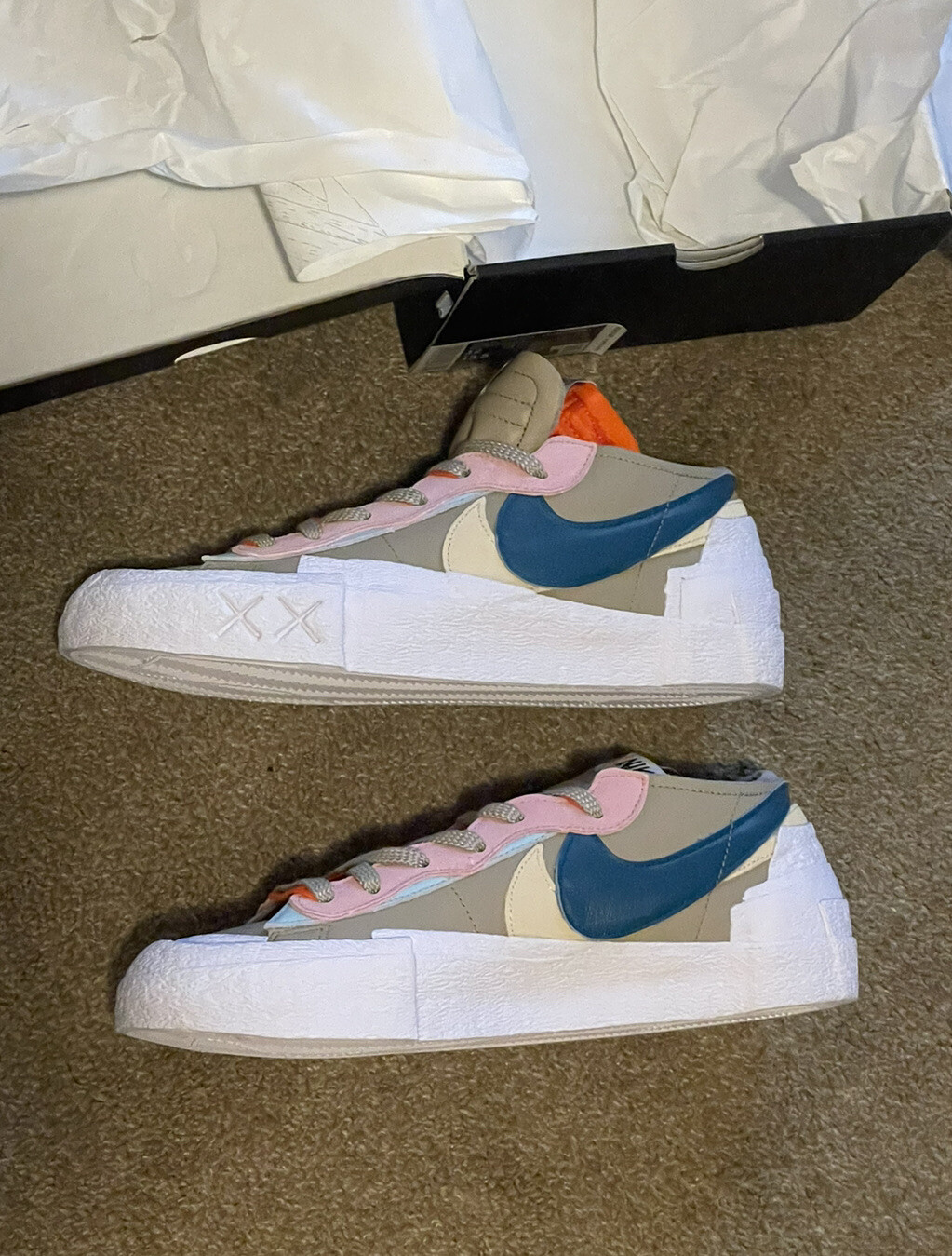 SACAI X NIKE Nike Blazer Low Sacai x KAWS DM7901 "Reed" 12M Abete Luminoso Bianco Rosa Bianco