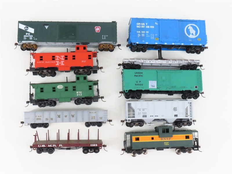LOT of 10 HO Athearn, AHM, Bachmann, Other NH, PC, NYC, BNSF & More Freight Cars