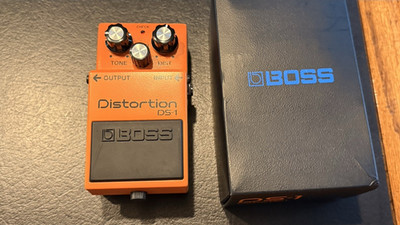 BOSS DS-1 Analog Distortion Effects Pedal for Electric Guitar w/ Box