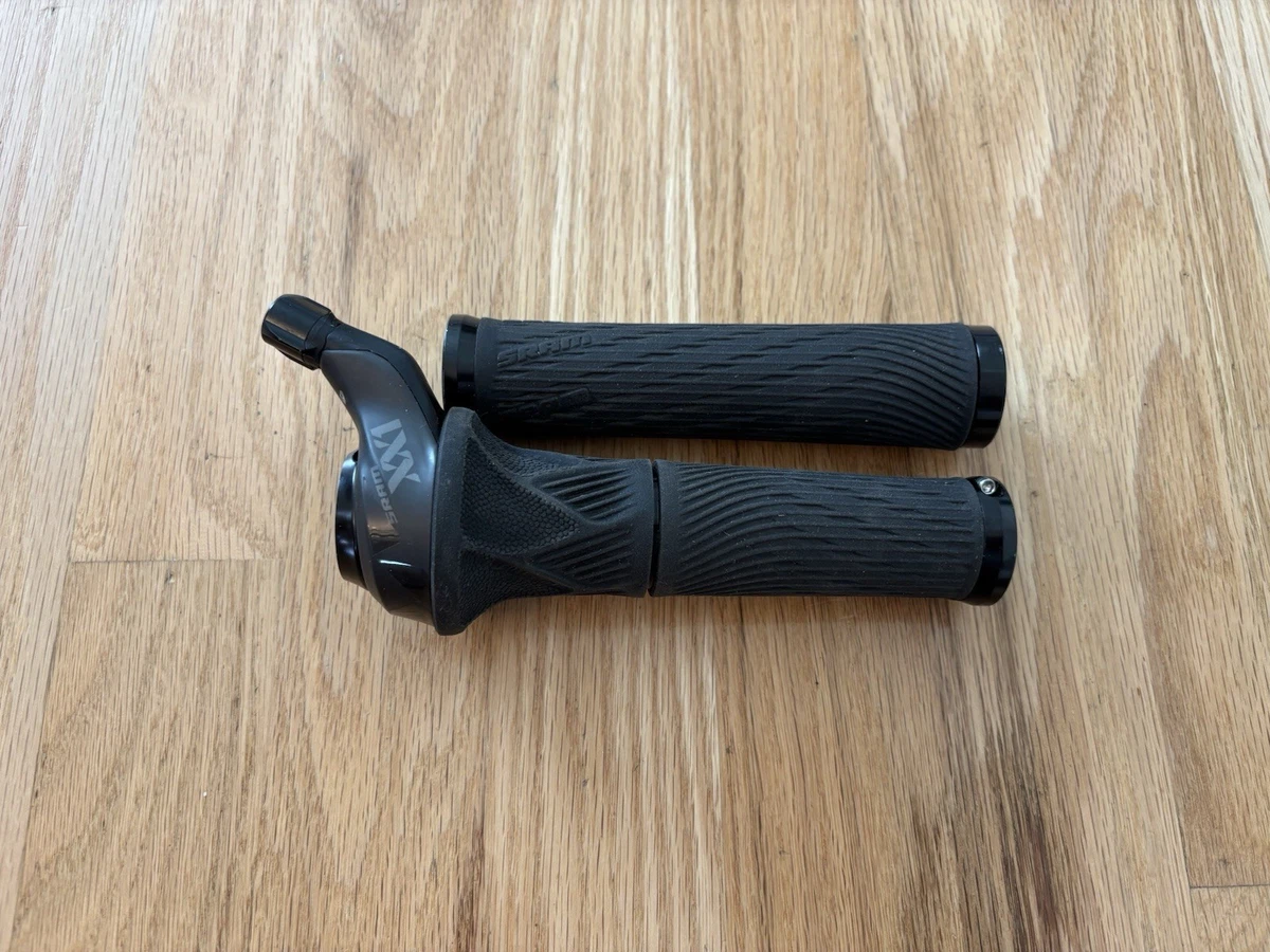 Leva Cambio SRAM XX1 Posteriore 11 Velocità A Trigger - Mano Destra, Colore Rosso, Per MTB Thrustmaster Cambio Leva Cambio SRAM XX1 Posteriore 11 Velocità A Trigger - Mano Destra, Colore Rosso, Per MTB Thrustmaster Cambio