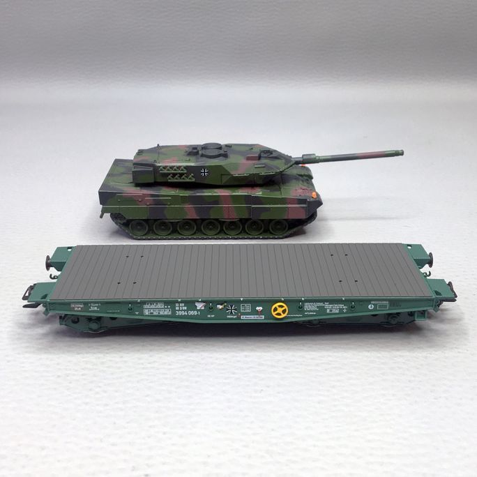 Wagon plat Rlmmps Marklin 48843 avec char Leopard 2A6 DB AG Ep. VI miniature HO