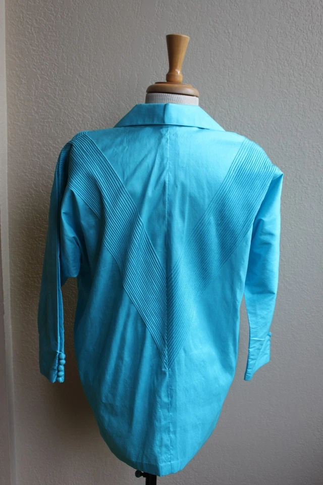复古 80 年代浅蓝色泰国丝绸衬衫,带对角接缝和 Dolman 袖子 — 第 2/2 张图片