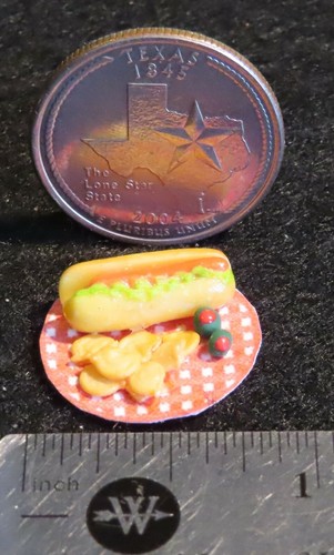 Hot Dog Potato Chips Olives Red Checked Plate Picnic Lunch 1:12 Miniature K1934 - Picture 2 of 3