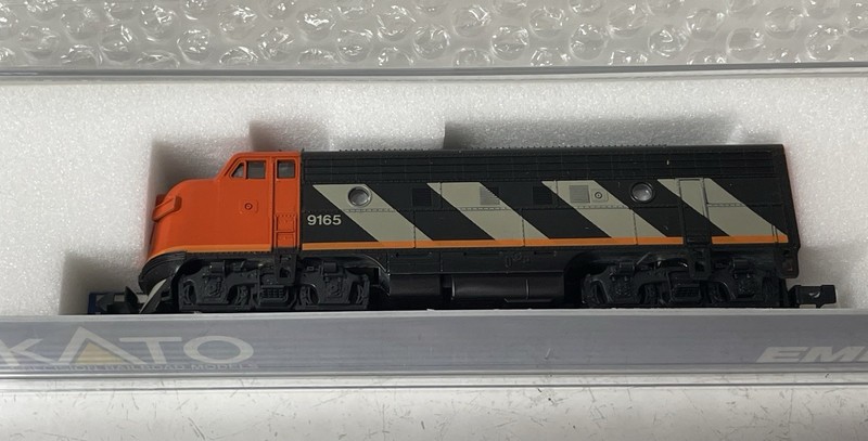 Kato 176-092 Canadian National Zebra Stripe F-7A Locomotive Single Headlight