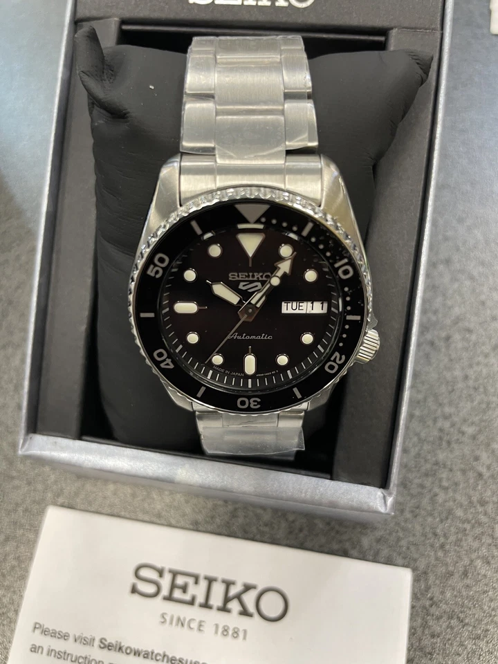 Con etiquetas Reloj Seiko 5 Five Sports SRPK29 Automático Tamaño Mediano Esfera Negra Mad G2U Foto 2 de 4
