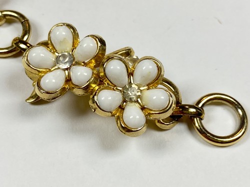 CORO VINTAGE SET Gold Tone Bracelet Screw Earrings White Enamel Flowers - Picture 5 of 13