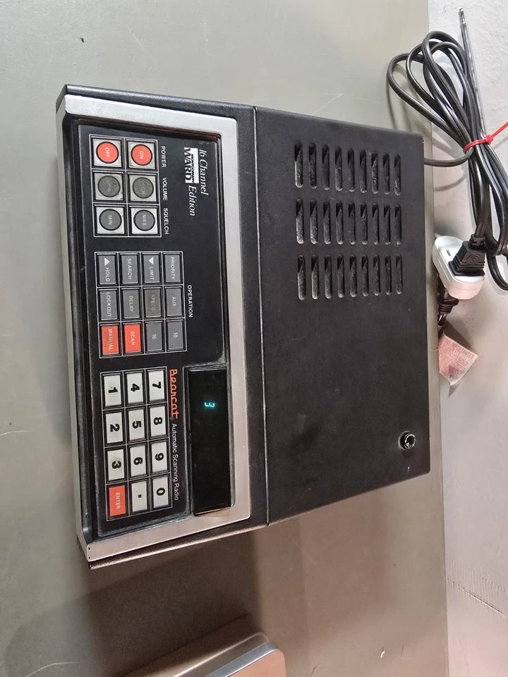 老式 16 通道 Montgomery Ward 版 Bearcat 自动扫描收音机 — 第 2/4 张图片